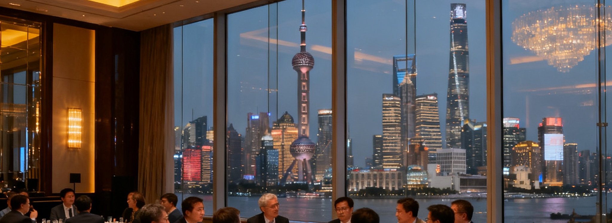 在上海浦东丽思卡尔顿宴会厅举办的高端企业沙龙现场，二十余位企业决策者围坐在圆桌旁深度交流，水晶吊灯投射温暖光芒，窗外陆家嘴天际线璀璨夺目